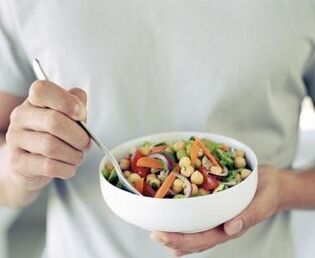 Um homem usa comida útil para aumentar a potência