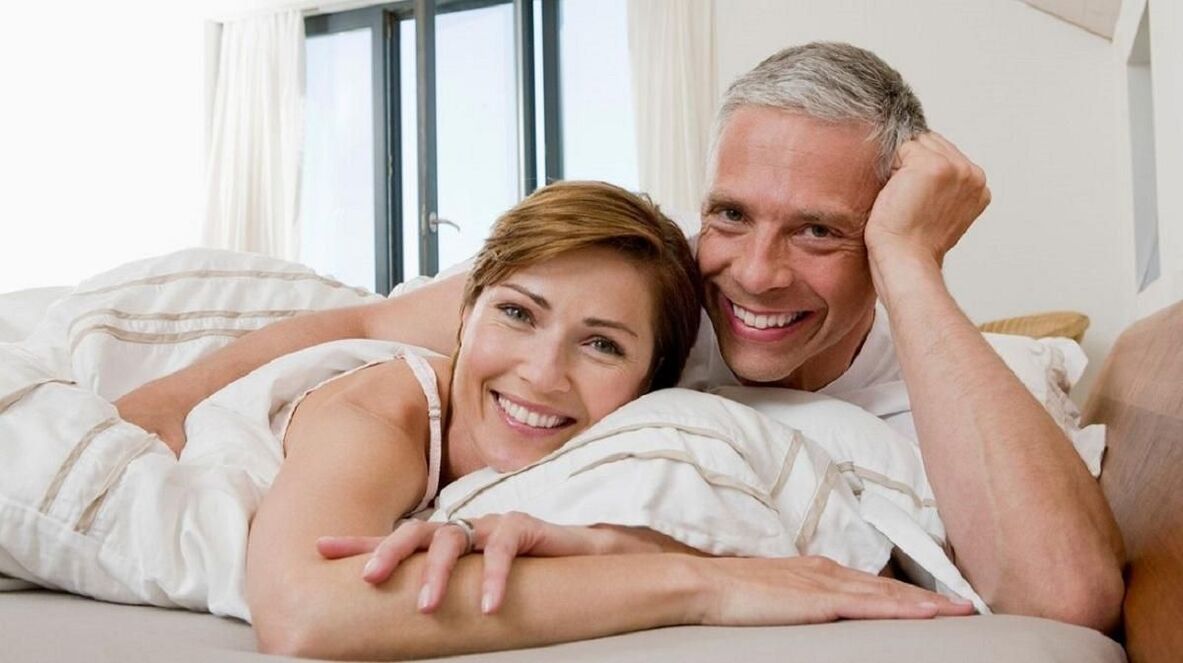 casal feliz na cama