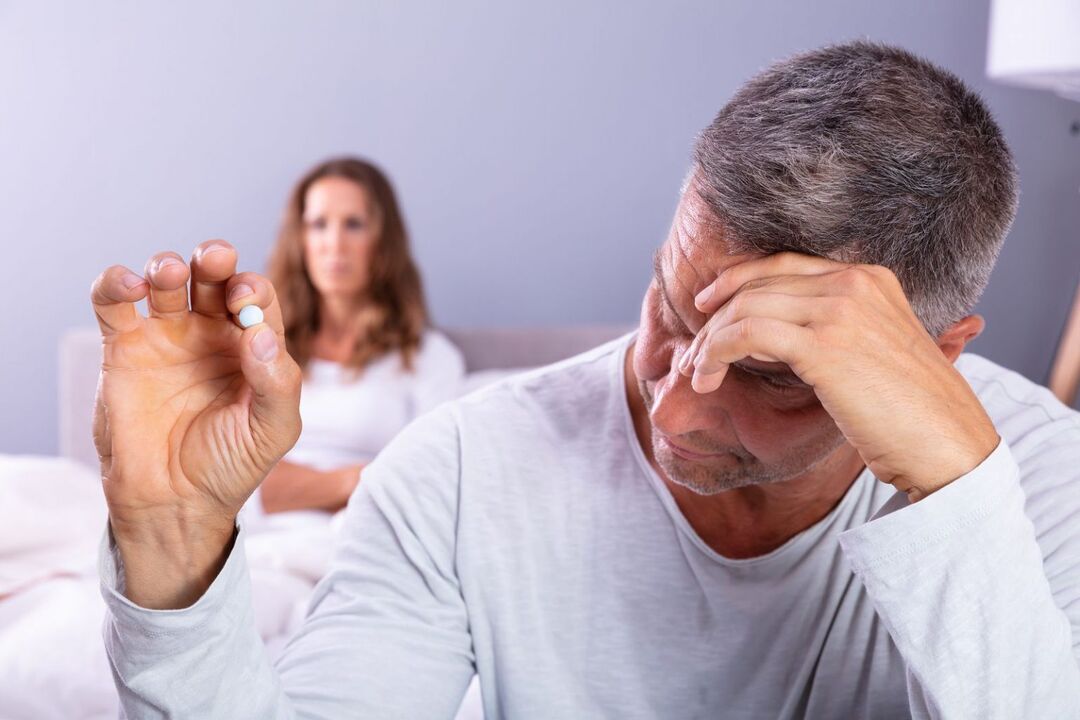 tomando pílulas para restaurar a potência