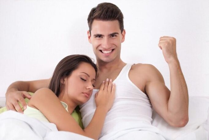 mulher e homem aumentaram a potência usando remédios populares