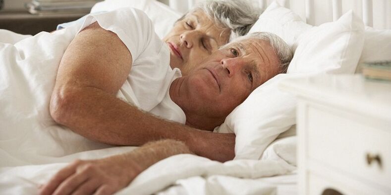 Um homem com mais de 50 anos está preocupado com a impotência